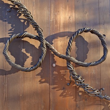 Decorative door handle of twisted metal wires